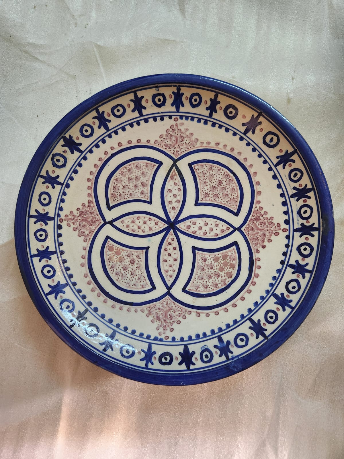 Elegant polychrome ceramic plate