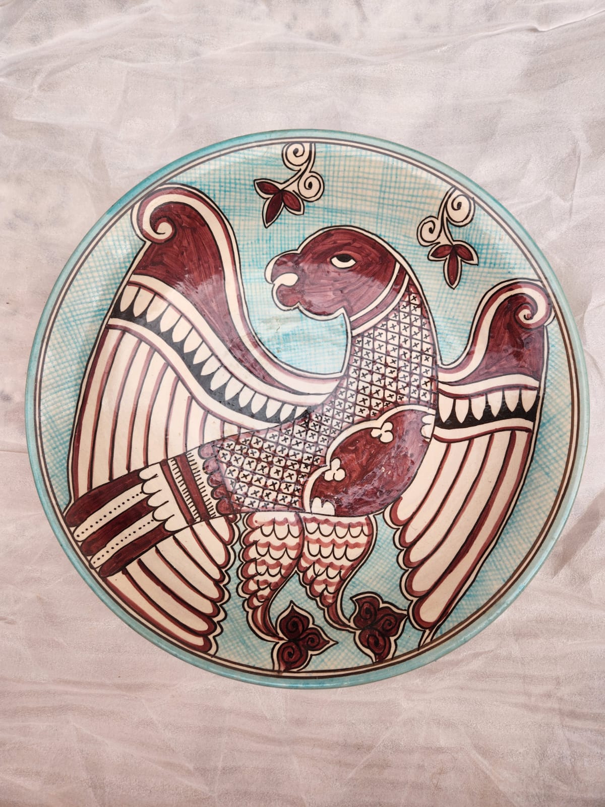 Polychrome ceramic plate