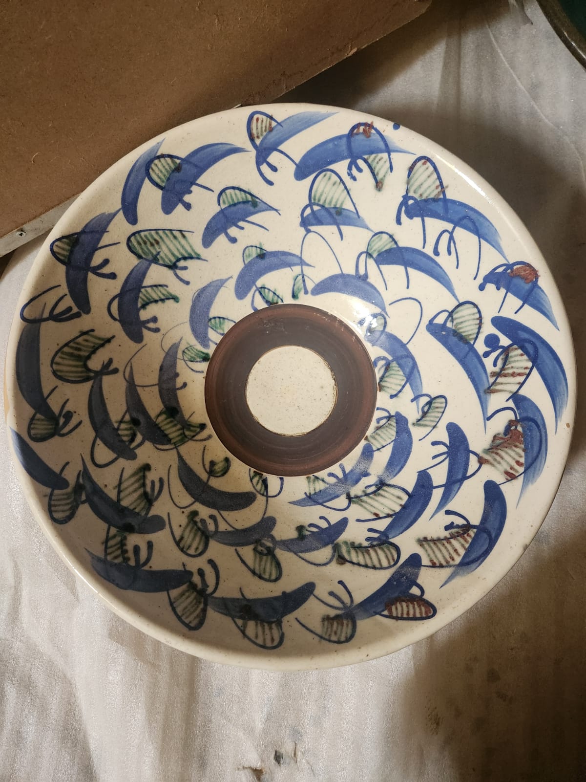 Polychrome ceramic plate