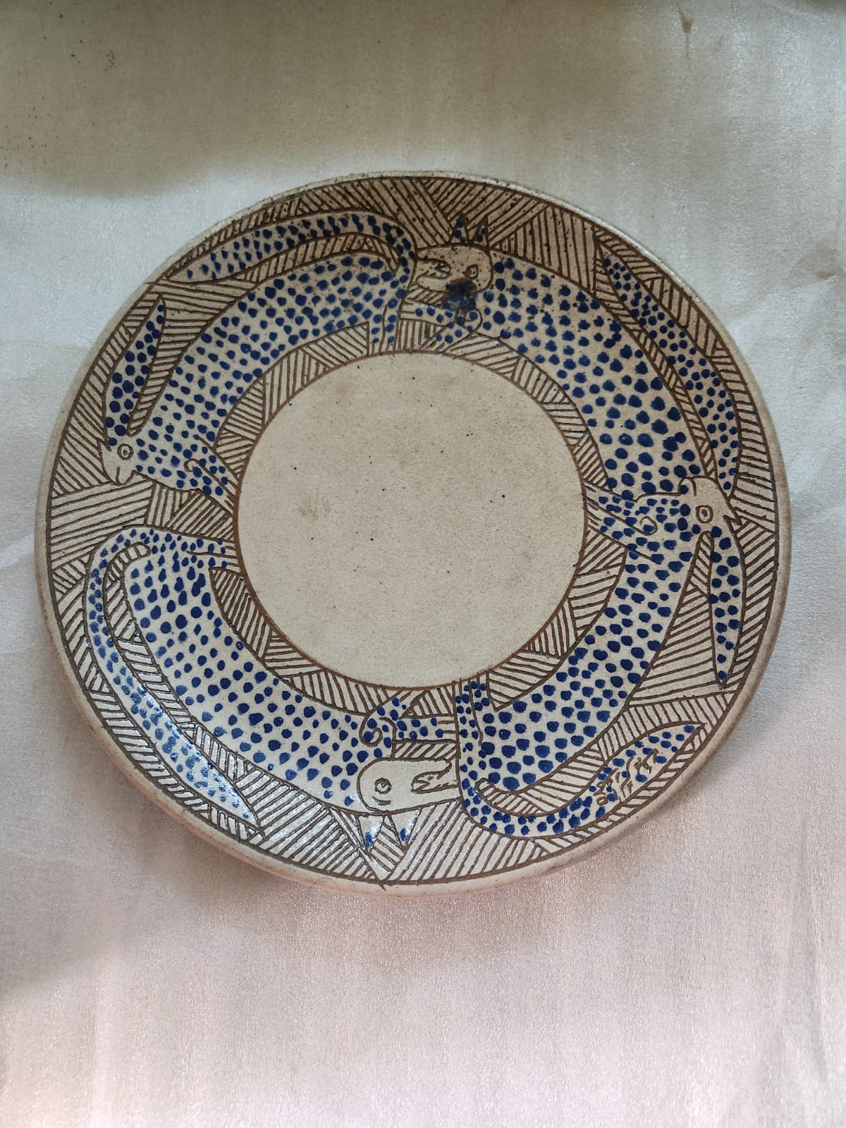 Polychrome ceramic plate